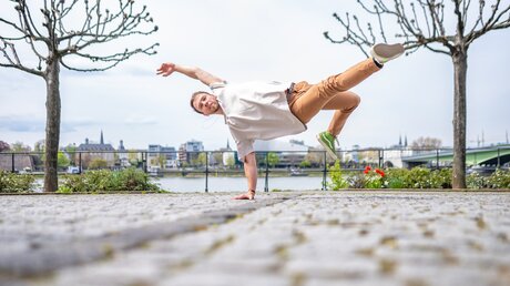 Der Tänzer und Choreograph Leo Gnatzy in Aktion / © Benjamin Westhoff (Cusanuswerk)