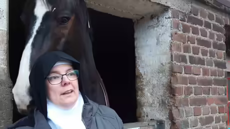 Eine Schwester auf dem Pferdehof / &copy; Sr. Emmanuela Kohlhaas (privat)