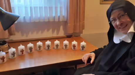 Sr. Benedikta mit Osterkerzen / &copy; Sr. Emmanuela (privat)