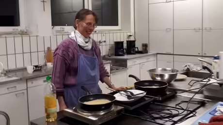 Sr. Clara backt Pfannkuchen / &copy; Sr. Emmanuela Kohlhaas (privat)