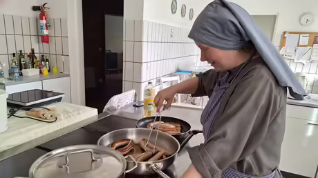 Sr. Rafael an der Pfanne / &copy; Sr. Emmanuela Kohlhaas (privat)