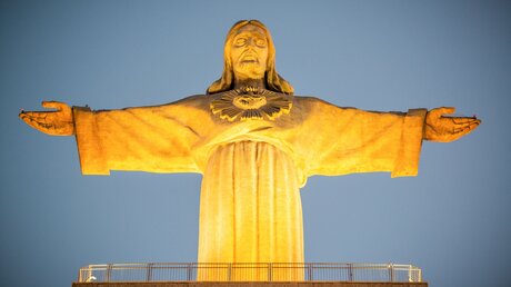 Die Christus-Statue Cristo Rei in Almada (Portugal). Die ausgebreiteten Arme wenden sich der portugiesischen Hauptstadt Lissabon auf der anderen Seite des Flusses Tejo zu / © Michael Althaus (KNA)