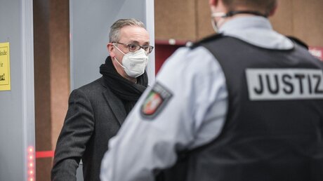 Stefan Heße bei der Sicherheitskontrolle im Kölner Landgericht / © Julia Steinbrecht (KNA)