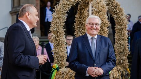 Bundespräsident Frank-Walter Steinmeier während der Verleihung der Erntekrone im Kloster Schöntal / © Christoph Schmidt (dpa)
