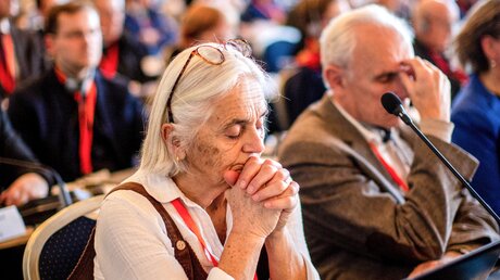 Blick auf Teilnehmer im Gebet während der Versammlung der Europa-Etappe der Weltsynode am 7. Februar 2023 in Prag. / © Björn Steinz (KNA)