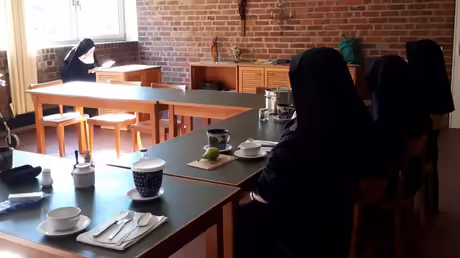 Die Schwestern bei der Tischlesung / &copy; Sr. Emmanuela Kohlhaas (privat)