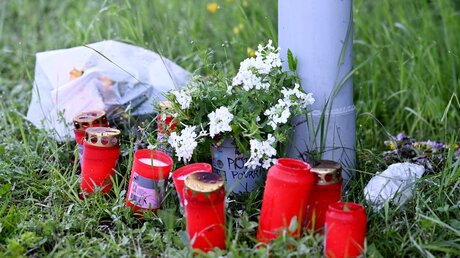 Garmisch-Partenkirchen: In der Nähe der Unfallstelle liegen Blumen und Kerzen / © Angelika Warmuth (dpa)