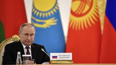 Russland Staatspräsident Wladimir Putin bei einem Treffen der Staats- und Regierungschefs der Organisation des Vertrags über kollektive Sicherheit