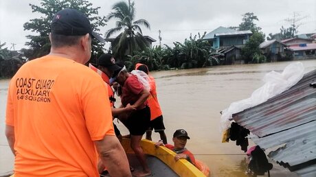 Tropensturm "Megi" auf den Philippinen: Mitglieder der philippinischen Küstenwache retten Bewohner in der philippinischen Provinz Capiz vor den Fluten. / © Philippine Coast Guard (dpa)