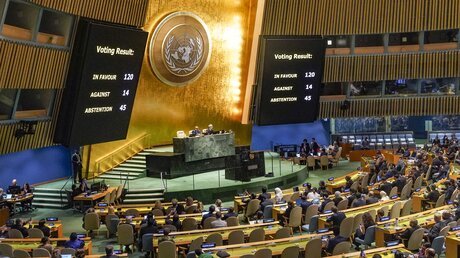 Die Abstimmungsergebnisse einer Resolution werden während einer Vollversammlung der Vereinten Nationen angezeigt. / © Bebeto Matthews (dpa)