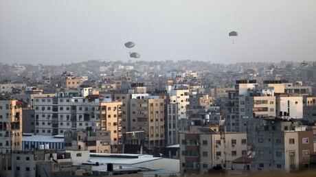 Palästinensische Gebiete, Gaza-Stadt: Humanitäre Hilfsgüter werden von den USA aus der Luft über Gaza-Stadt abgeworfen / © Mohammed Hajjar (dpa)