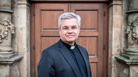 Udo Markus Bentz, Erzbischof von Paderborn, vor dem Liborianum in Paderborn. / © Daniel Pilar (KNA)