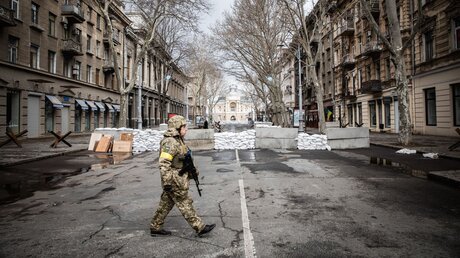 Soldat im Stadtzentrum von Odessa. / © Francesca Volpi (KNA)