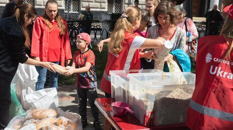 Katholische Hilfsorganisation Caritas Ukraine verteilt Nahrungsmittel an Bedürftige in Charkiw. / © Drop of Light (shutterstock)