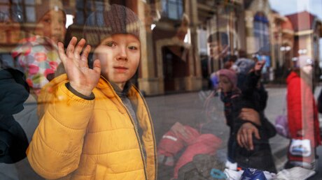 Ukraine, Uzhhorod: Kinder sind in einem Zug während der Evakuierung von Flüchtlingen, die aus ukrainischen Städten unter Beschuss der russischen Armee geflohen sind (dpa)