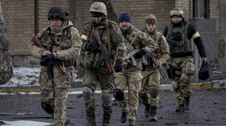 Ukraine, Irpin: Ukrainische Soldaten marschieren durch Irpin / © Vadim Ghirda (dpa)
