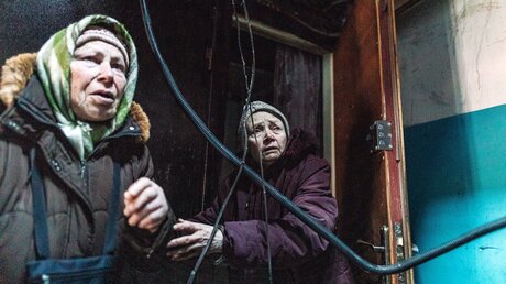 Zwei ältere Frauen in Charkiw / © Diego Herrera (dpa)