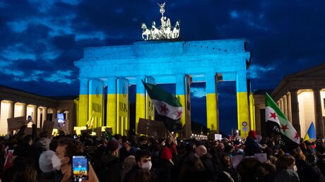 Das Brandenburger Tor leuchtet in den Farben der Ukraine / © Paul Zinken (dpa)