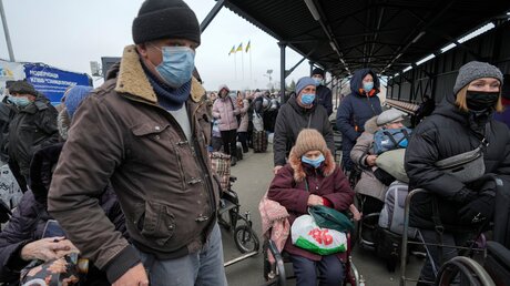 Ukrainer warten an einem Grenzübergang vom prorussischen Separatistengebiet zum Gebiet der ukrainischen Regierung / © Vadim Ghirda/AP (dpa)