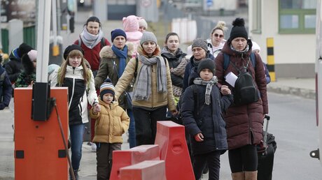 Knapp eine Woche nach dem Angriff Russlands sind schon rund 666.000 Menschen aus der Ukraine geflohen / © Visar Kryeziu/AP (dpa)
