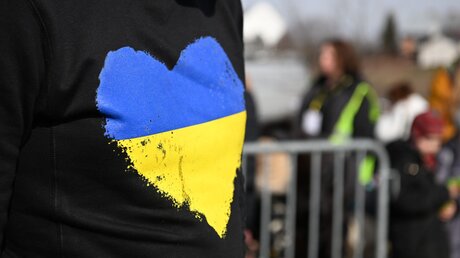 T-shirt mit einem blau-gelben Herz / © Darek Delmanowicz (dpa)