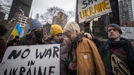 Anhänger der ukrainischen Souveränität protestieren in New York gegen die russische Invasion in die Ukraine / © John Minchillo (dpa)