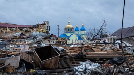 Orthodoxe Kirche ragt inmitten von Trümmern heraus / © Alex Chan (dpa)