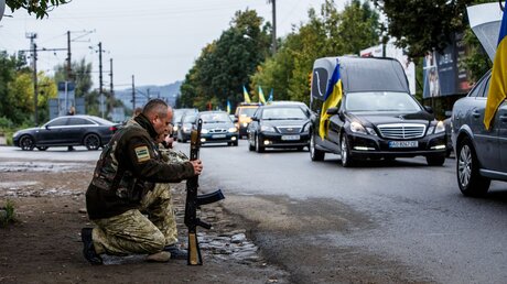 Soldaten begleiten einen Trauerzug in der Ukraine / © Ukrinform (dpa)