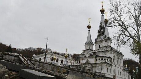 Beschädigtes Kloster Swjatohirsk in der Ukraine / © Andriy Andriyenko (dpa)
