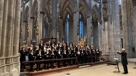 Das Vokalensemble Kölner Dom wäh-rend der Orgelfeierstunde am 13.06.2023 mit Domkapellmeister Eberhard Metternich (Kölner Dommusik)