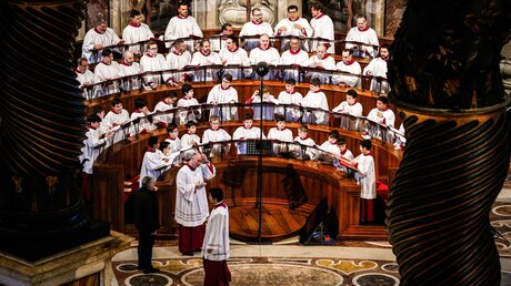 Der Päpstliche Chor der Sixtinischen Kapelle führt seit Jahrhunderten die Werke Palestrinas auf. / © Paul Haring/CNS photo (KNA)