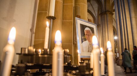 Beten für Benedikt XVI. (dpa)