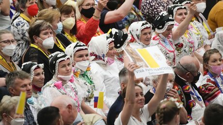 Slowakische Pilger in traditioneller Kleidung in der Audienz mit Papst Franziskus / © Gregorio Borgia (dpa)