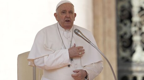 Papst Franziskus hält seine wöchentliche Generalaudienz am 20. März auf dem Petersplatz im Vatikan. / © Andrew Medichini/AP (dpa)