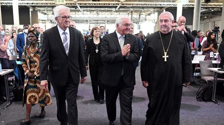 Bundespräsident Frank-Walter Steinmeier (m.) mit Winfried Kretschmann (l.) und Ioan Sauca (r.)  / © Uli Deck (dpa)