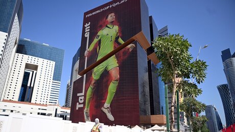 Katar, Doha: Übergroß ist der deutsche Torwart Manuel Neuer an der Fassade eines Gebäudes angebracht / © Federico Gambarini (dpa)