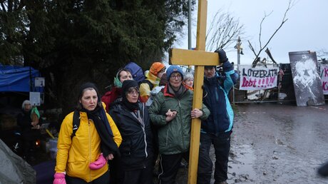 Aktivisten stehen am Rande des besetzten Braunkohleorts Lützerath / © Oliver Berg (dpa)