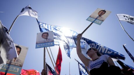 Argentinien: Anhänger des Präsidentschaftskandidaten der Regierungspartei Massa jubeln während einer Wahlkampfveranstaltung / © Natacha Pisarenko/AP (dpa)