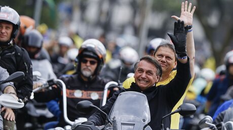 Jair Bolsonaro, Präsident Brasiliens, mit einem Motorradkorso unterwegs / © Marcelo Chello (dpa)