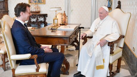 Papst Franziskus empfängt Hendrik Wüst, Ministerpräsident von Nordrhein-Westfalen, am 23. März 2023 im Vatikan. / © Vatican Media/Romano Siciliani (KNA)