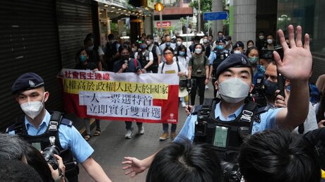 Pro-Demokratie-Demonstranten werden von Polizisten umringt / © Kin Cheung (dpa)
