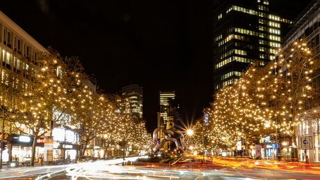 Weihnachtsbeleuchtung am Berliner Kurfürstendamm / © Paul Zinken (dpa)