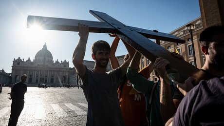Jugendliche stellen das Weltjugendtagskreuz auf dem Petersplatz auf am 13. April 2024 im Vatikan anlässlich des 40. Jubiläums der Jugendtreffens / © Cristian Gennari (KNA)