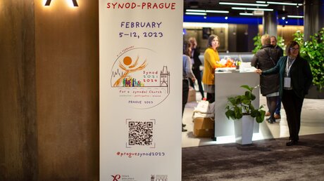 Rollup mit dem Logo der Synodalen Versammlung am 5. Februar 2023 in der Lobby des Hotels Pyramida in Prag / © Björn Steinz (KNA)