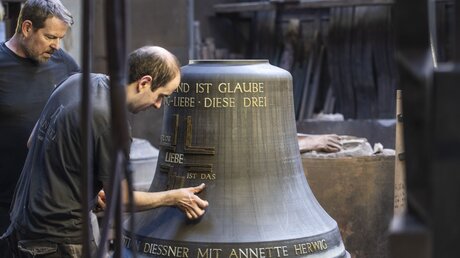 Werkstatt der Glocken- und Kunstgießerei Rincker in Sinn / © Bert Bostelmann (KNA)