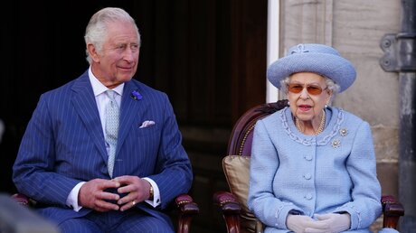 Prinz Charles (l) und Königin Elizabeth II. im Juni 2022 / © Jane Barlow (dpa)