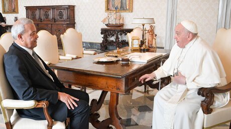 Papst Franziskus empfängt Younis Al-Khatib, Präsident des Palästinensischen Roten Halbmonds / © Vatican Media/Romano Siciliani (KNA)
