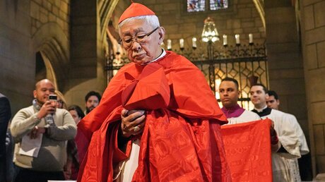Kardinal Joseph Zen Ze-kiun, emeritierter Bischof von Hong Kong (China), beim Eintritt zum Gottesdienst in die Saint Vincent Ferrer Church am 15. Februar 2020 in New York. / © Gregory A. Shemitz (KNA)