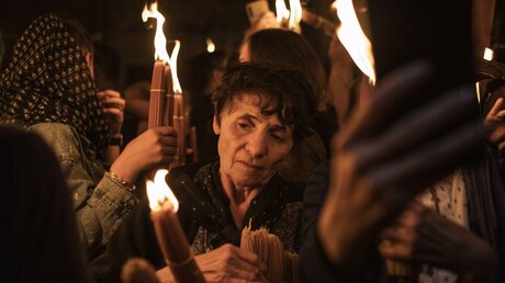 Orthodoxe Christinnen nehmen am Karsamstag an der Zeremonie des Heiligen Feuers in der Grabeskirche der Jerusalemer Altstadt teil / © Ilia Yefimovich (dpa)