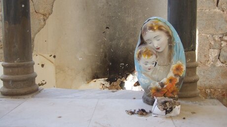 Teilweise zerstörte Marienfigur in einer Kirche in Zabadani, Syrien / © Karin Leukefeld (KNA)